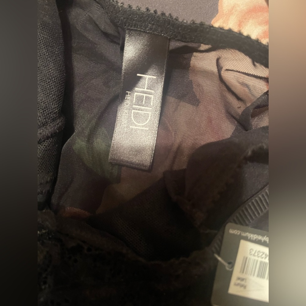 Black lingerie - Picture 2 of 4